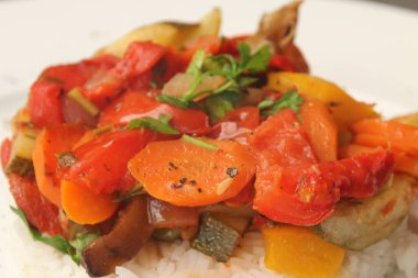 Bir tabakta haşlanmış sebze.