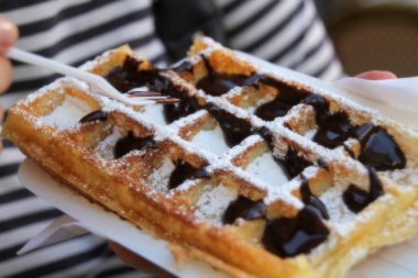 Şekerli ve çikolatalı waffle.