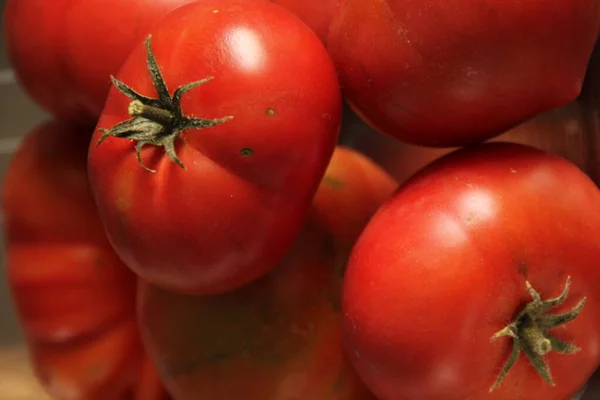 Rote Tomaten Auf Einem Tablett — Stockfoto