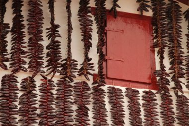 Espelette 'te asılı kırmızı biberler