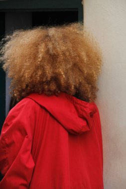 Kıvırcık saçlı kız.