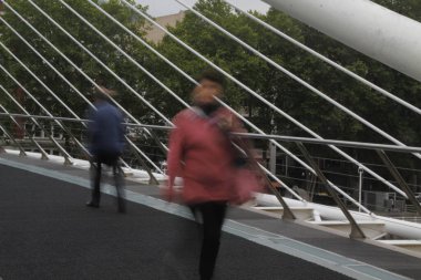 Bilbao 'nun banliyölerindeki yaya köprüsü