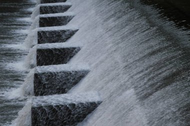 Erime sırasında bir nehrin görüntüsü