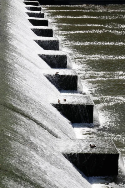 Uitzicht Een Rivier Tijdens Het Smelten — Stockfoto