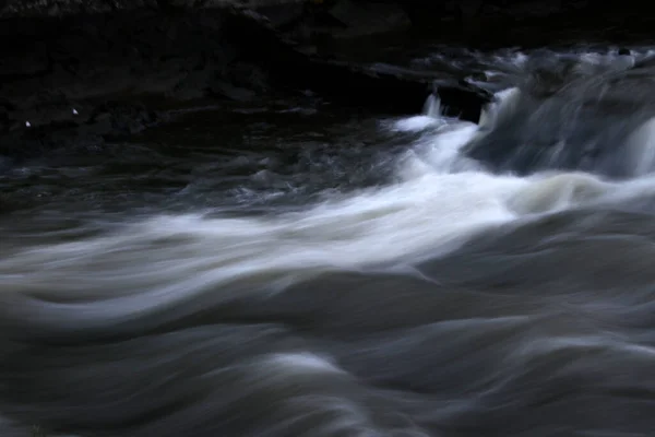 Uitzicht Een Rivier Tijdens Het Smelten — Stockfoto