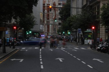 Şehir yolunda araba kullanmak.