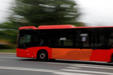 Şehir yolunda araba kullanmak.