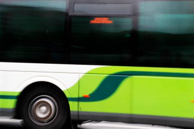 Şehir yolunda araba kullanmak.