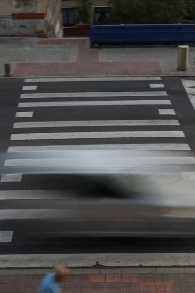 Autofahren Auf Einer Stadtstraße — Stockfoto