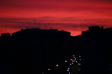 Alacakaranlıktaki Bilbao manzarası