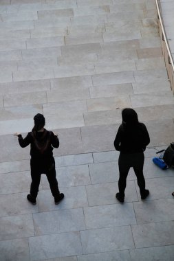 Sokakta dans eden kızlar