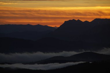 Dağlarda gün batımı