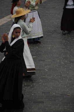 Bilbao caddesinde Portekiz dans festivali