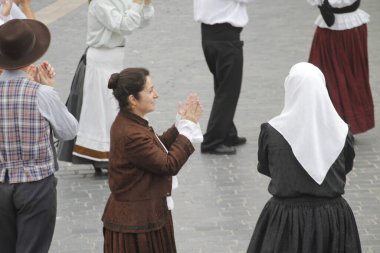 Bilbao caddesinde Portekiz dans festivali