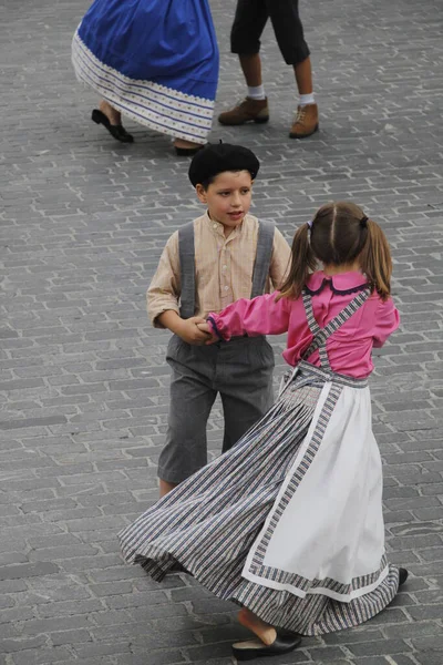 ビルバオの街で開催されるポルトガル舞踊祭 — ストック写真