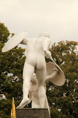 Berlin 'deki Charlottenburg Sarayı girişinde savaşçı heykeli.