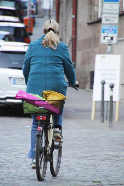 Kentsel bir ortamda bisiklet sürmek