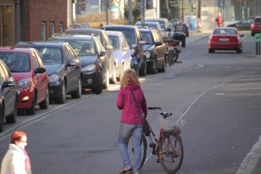 Kentsel bir ortamda bisiklet sürmek