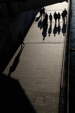 İnsanlar akşamları yürüyor.