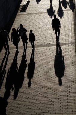 İnsanlar akşamları yürüyor.