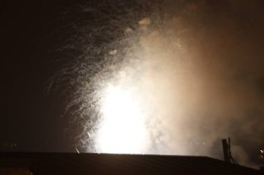 Geceleri havai fişek gösterisi