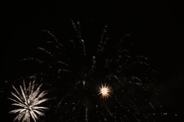 Geceleri havai fişek gösterisi