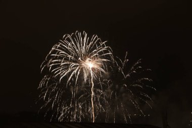 Geceleri havai fişek gösterisi