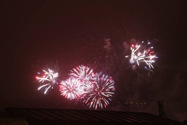 Geceleri havai fişek gösterisi