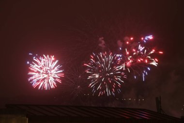 Geceleri havai fişek gösterisi