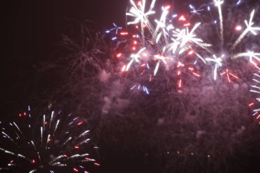 Geceleri havai fişek gösterisi