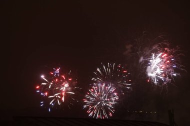 Geceleri havai fişek gösterisi