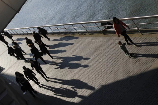 Les Gens Qui Marchent Soir — Photo