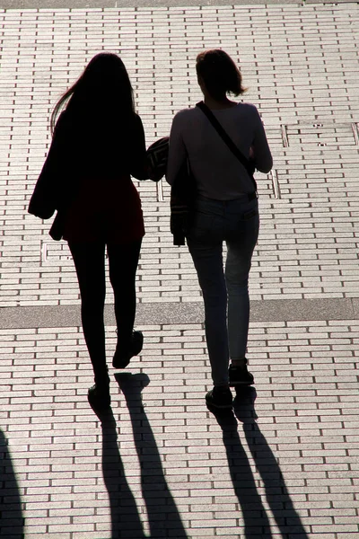 Gente Caminando Por Noche — Foto de Stock