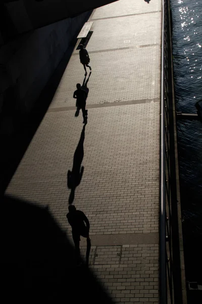 Pessoas Caminhando Noite — Fotografia de Stock