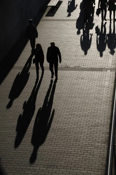 Gente Caminando Por Noche — Foto de Stock