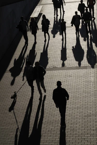 Gente Caminando Por Noche — Foto de Stock