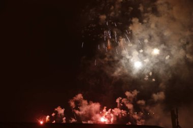 Geceleri havai fişek gösterisi