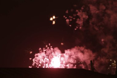 Geceleri havai fişek gösterisi