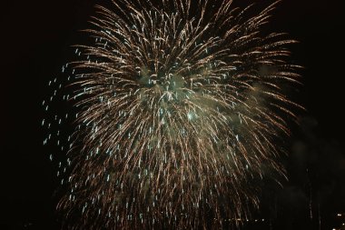 Geceleri havai fişek gösterisi