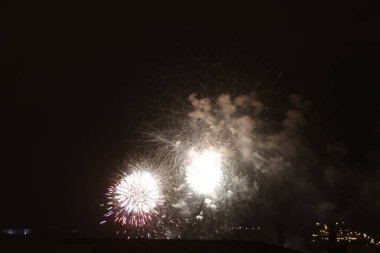 Geceleri havai fişek gösterisi