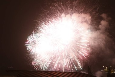 Geceleri havai fişek gösterisi