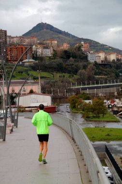 Şehir parkında koşmak