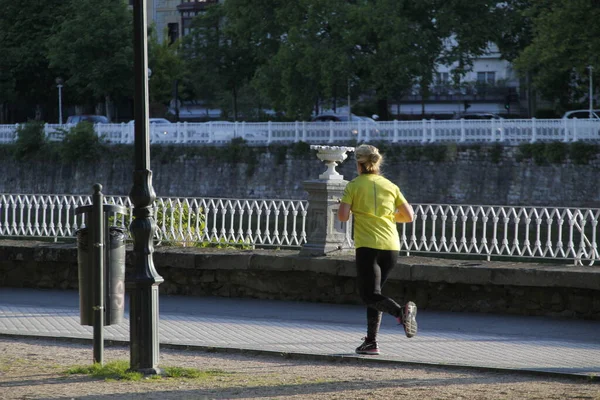 Futás Egy Városi Parkban — Stock Fotó