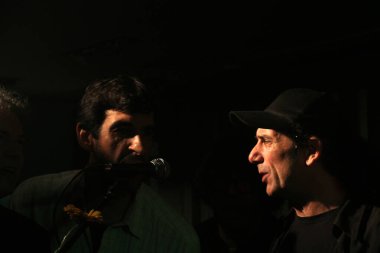 Konserde şarkı söylemek.