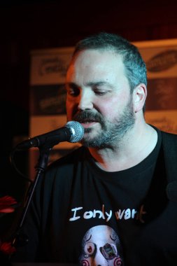 Konserde şarkı söylemek.