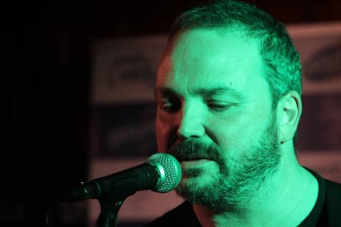 Konserde şarkı söylemek.