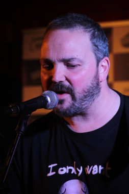 Konserde şarkı söylemek.