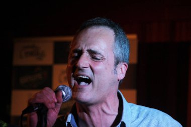 Konserde şarkı söylemek.