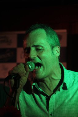 Konserde şarkı söylemek.