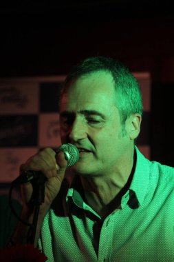 Konserde şarkı söylemek.